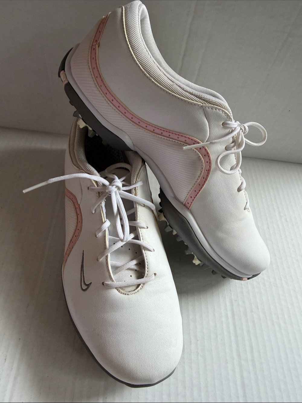 Women's NIKE ACE is the Sz 7.5 White #418368-161  Golf Shoes White w/Pink Trim